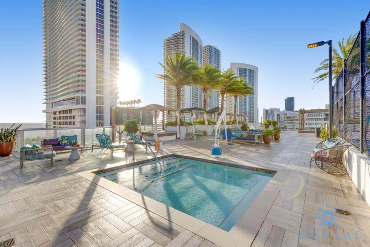 Luxury With Stunning View, Balcony, Amazing Pools Apartment Hollywood Exterior photo